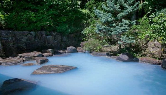 コバルトブルーの温泉