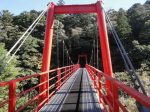 ホテル松葉川温泉はつづら橋のたもとにあります。